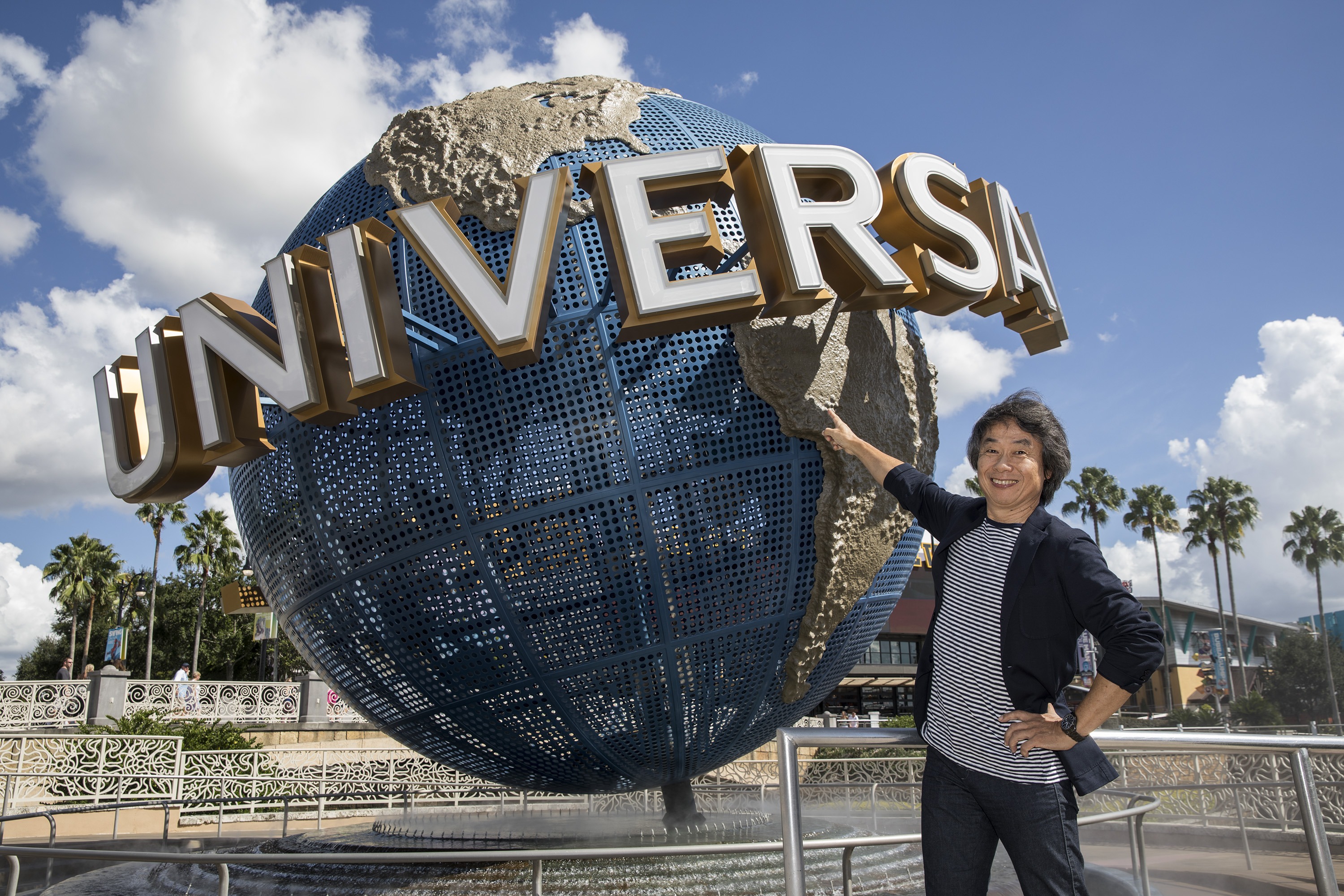 CONFIDENTIAL - DO NOT PUT UP ON XDAM Shigeru Miyamoto, criador do Mario, à porta do Universal Orlando Resort. As áreas Nintendo serão implementadas em três parques de diferentes partes do mundo. © 2016 Universal Studios. All Rights Reserved